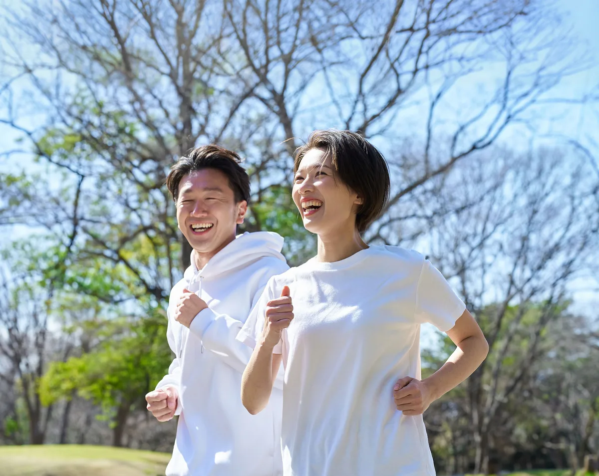 一對男女在戶外開心慢跑，象徵抗衰老後的活力生活