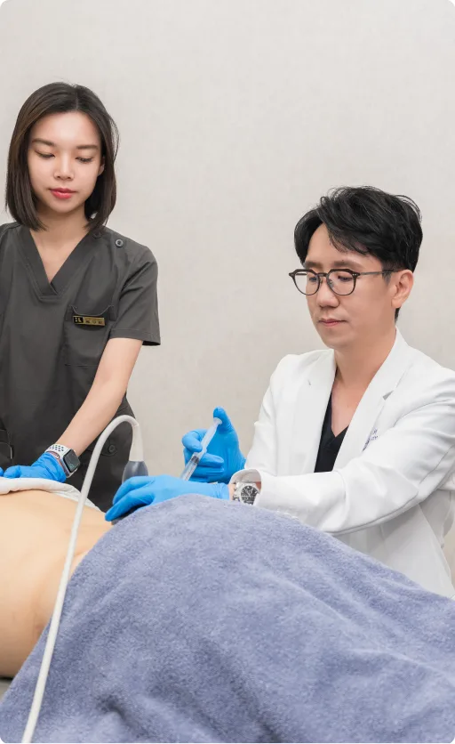 蕙林診所醫師與助理為患者進行超音波導引注射，助理持探頭定位