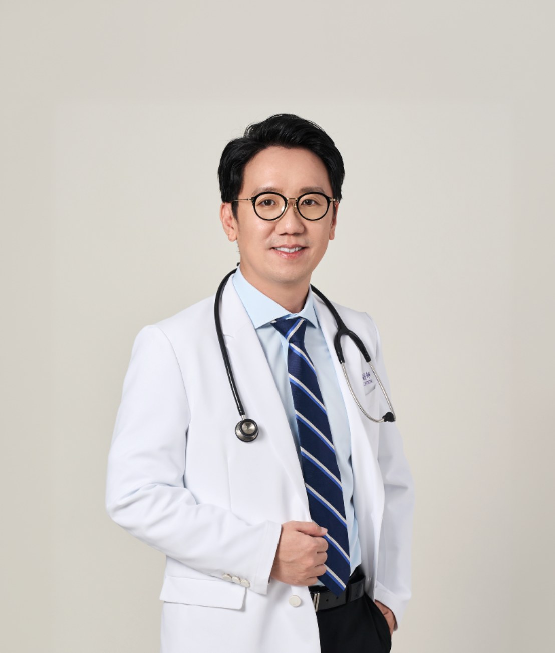 邱柏鈞院長身穿白袍的形象照
