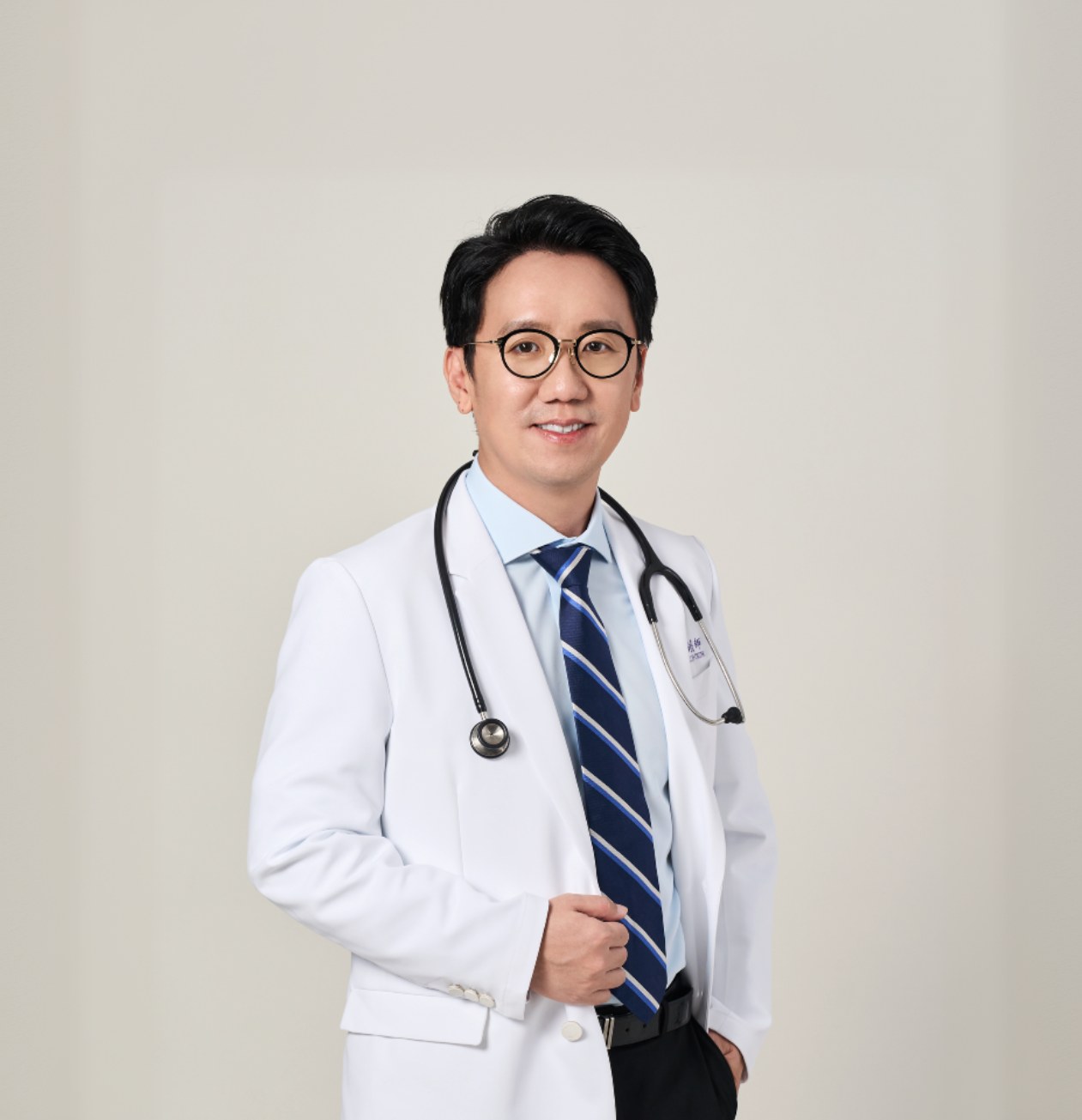 邱柏鈞院長身穿白袍配戴聽診器的形象照