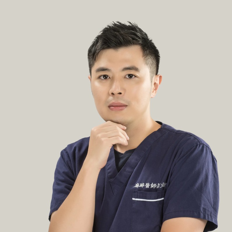 莊文銘醫師身穿手術服的形象照