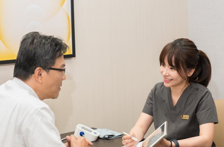 醫護人員向患者說明心血管風險評估報告