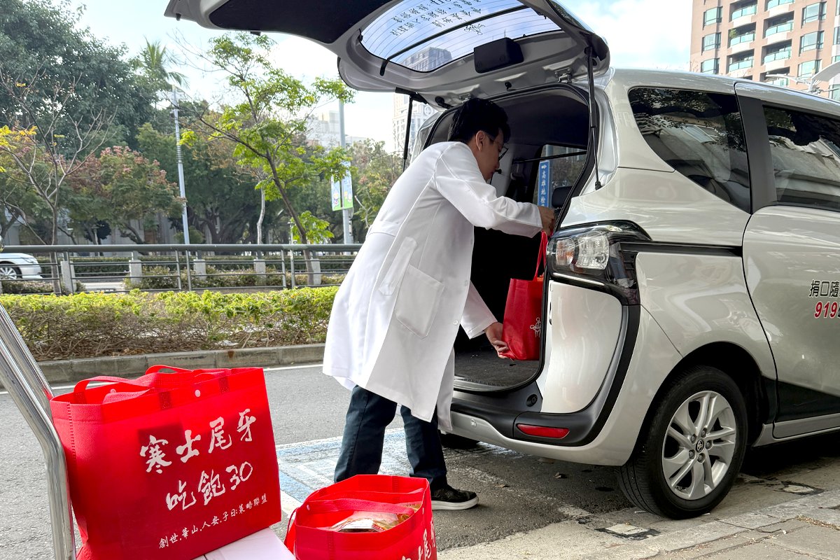 2026 搬運物資準備送禮到弱勢家庭