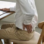 椎間盤突出有哪些症狀？醫師教你如何處理與自我照護