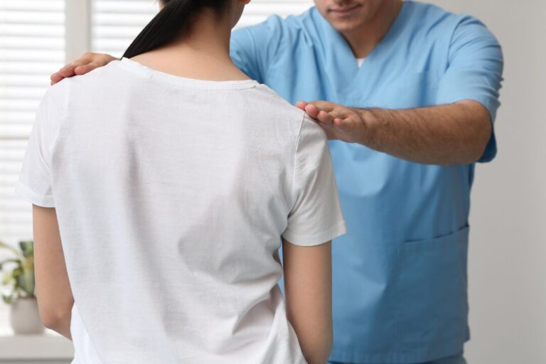 脊椎側彎是什麼？認識原因、症狀與診斷方法